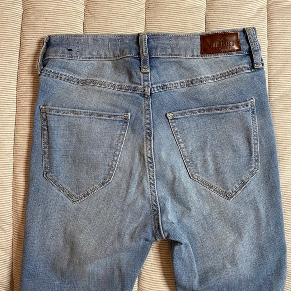 HOLLISTER // DISTRESSED HR SUPER SKINNY - Picture 5 of 10